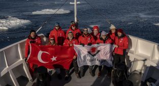 Türk bilim insanları Kuzey Kutbu'ndaki deniz buzu hattına vardı