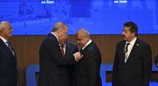 2 milletvekili ve 13 belediye başkanı AK Parti'ye katıldı