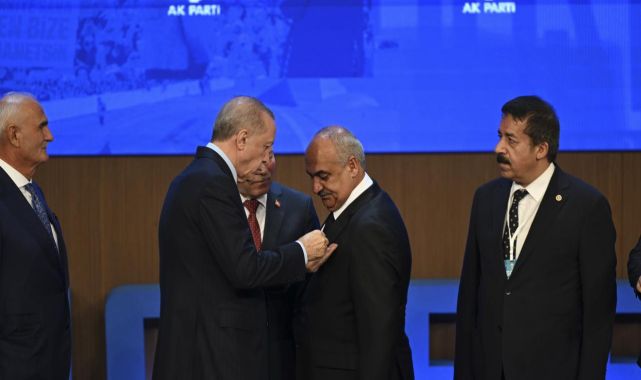 2 milletvekili ve 13 belediye başkanı AK Parti'ye katıldı