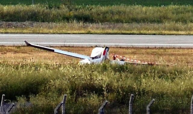 ABD'de otoyola acil iniş yapan küçük uçağa araç çarptı
