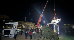 Adana'da göle düşen helikopter sudan çıkarıldı