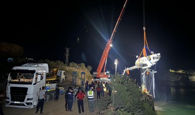 Adana'da göle düşen helikopter sudan çıkarıldı