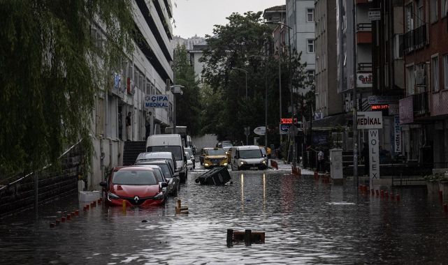 Ankara'da sağanak: Yollar göle döndü, araçlar suya gömüldü