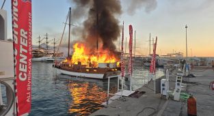 Antalya'da gezi teknesi yandı