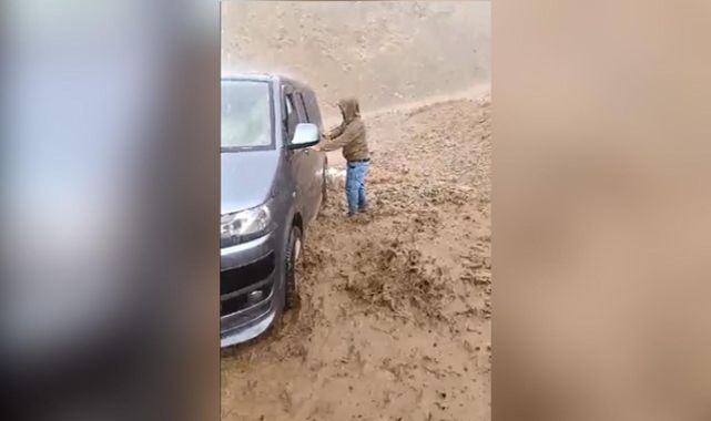 Bitlis'te sağanak sebebiyle dere taştı, bir araç mahsur kaldı