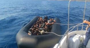 Çanakkale açıklarında 20 düzensiz göçmen yakalandı