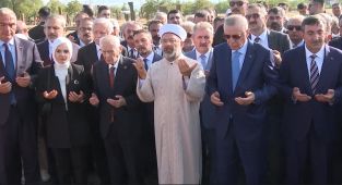 Cumhurbaşkanı Erdoğan Ahlat'ta Selçuklu mezarlığını ziyaret etti