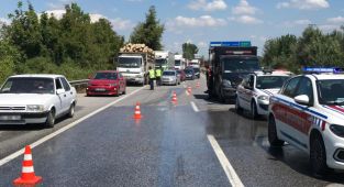 D140 karayolu dökülen asit nedeniyle trafiğe kapatıldı
