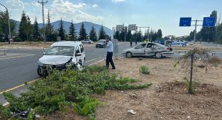Elazığda otomobil ile hafif ticari araç çarpıştı: 8 yaralı
