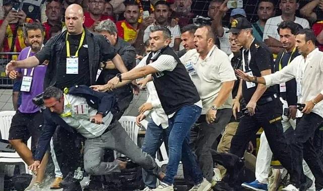 Fenerbahçe Başkanı Ali Koç sahaya girdi, saha karıştı
