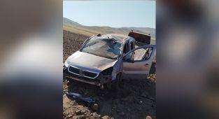 Hafif ticari araç şarampole devrildi: 1 ölü, 4 yaralı