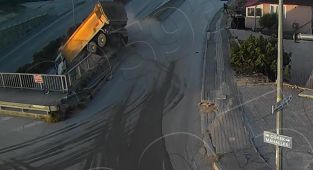 Hafriyat kamyonu köprüden alt geçide düştü