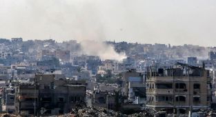 Hamas: İsrail Gazze'de okulları hedef alarak vahşice katliamlarına devam ediyor
