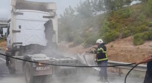 Hatay'da seyir halindeki tırda yangın