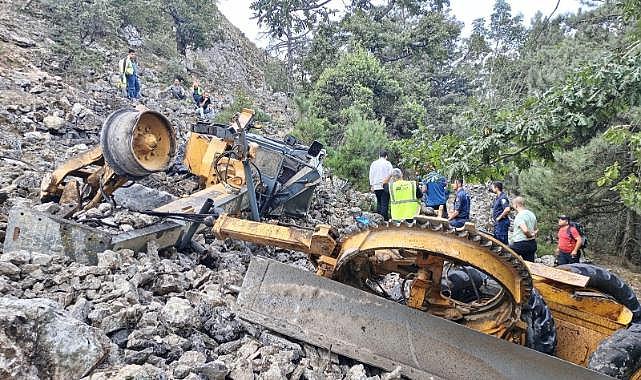 İzmir’de iş makinesi uçuruma yuvarlandı, operatör can verdi
