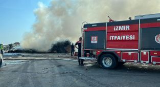 İzmir'de hurda depolama alanında yangın
