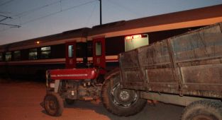 İzmir'de yolcu treni hemzemin geçitte traktöre çarptı