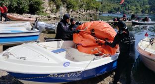 Kastamonu'da batan tekne denizden çıkartıldı