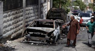 Katil İsrail Batı Şeria'da bir aracı bombaladı: 2 Filistinli öldü