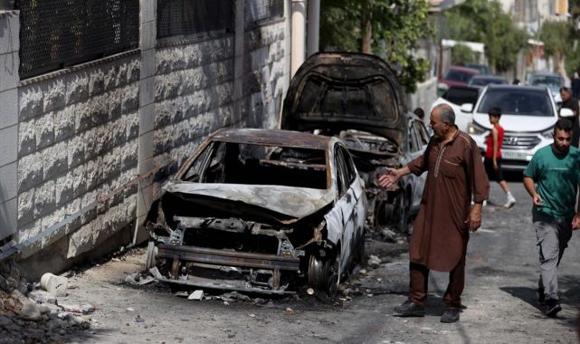 Katil İsrail Batı Şeria'da bir aracı bombaladı: 2 Filistinli öldü
