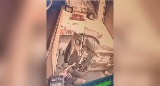 Kontrolden çıkan aracın dükkana girdiği anlar kamerada