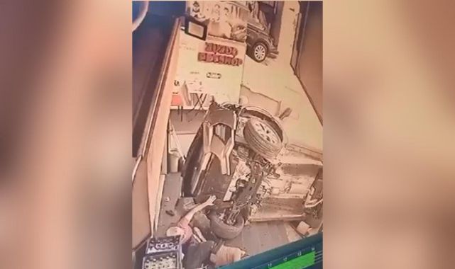 Kontrolden çıkan aracın dükkana girdiği anlar kamerada