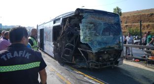 Küçükçekmece'de metrobüsler çarpıştı: 1 ölü, 53 yaralı