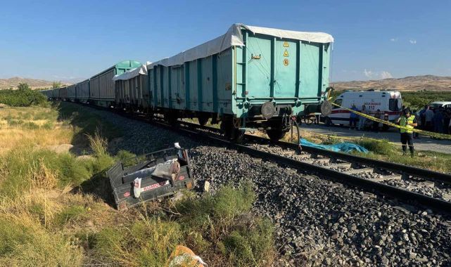 Malatya'da yük treni tarım aracına çarptı: 3 ölü, 1 yaralı