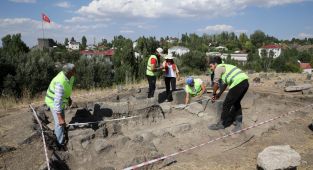 Malazgirt'teki kazılarda ulaşılan buluntular kayıt altına alınıyor