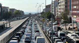 Metrobüs hattındaki Beyaz Yol çalışması trafiği aksattı