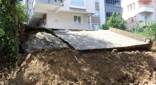 Ordu'da sağanak sonrası istinat duvarı çöktü: Bir bina tahliye edildi