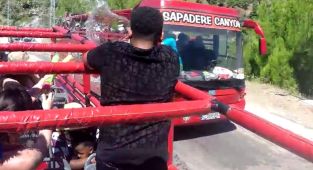 Otobüs şoförünün su savaşı kazaya neden oldu: O anlar kamerada