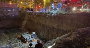 Otomobil, 7 metre derinliğindeki kazı alanına düştü