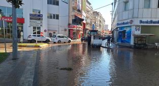 Samsun'da boru patladı, yollar su altında kaldı