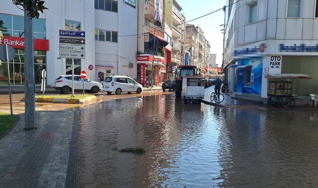 Samsun'da boru patladı, yollar su altında kaldı