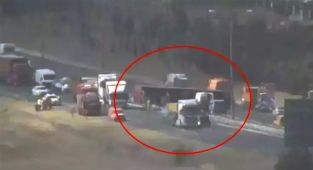 TEM'de devrilen tır trafiği aksattı