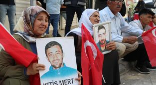 Vanlı aileler evlat nöbetini sürdürüyor