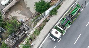 Virajı alamayan kamyonet bahçeye düştü