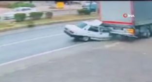 Ankara'da otomobil park halindeki tıra çarptı: 1 ölü