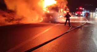 Ankara'da seyir halindeki tır alev alev yandı