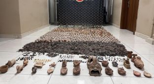 Baskın yapılan evde 15 bin 301 tarihi eser ele geçirildi
