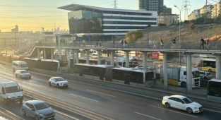 Beylikdüzü Söğütlüçeşme seferini yapan metrobüsün lastiği fırladı