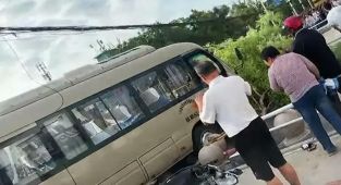 Çin'de okul otobüsü kalabalığın içine daldı: 11 ölü