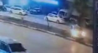 Direksiyon hakimiyetini kaybetti, orta refüjdeki ağaca çarparak durabildi