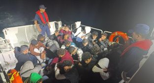 Edirne açıklarında lastik bottaki 27 düzensiz göçmen yakalandı