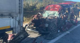 Erzincan'da hafif ticari araç tıra çarptı: 3 ölü