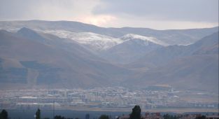 Erzurum'a mevsimin ilk karı yağdı