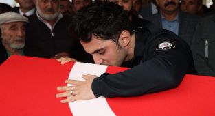 Eşinin saldırıya uğradığını polis telsizinden öğrendi