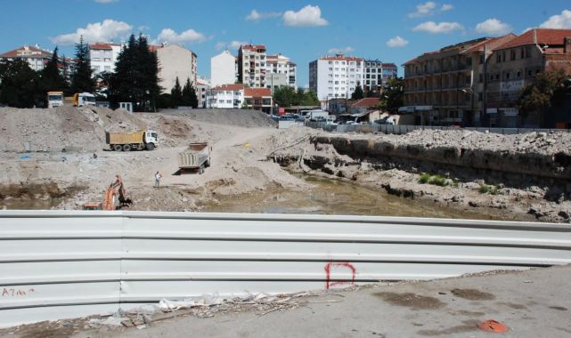 Eskişehir'de inşaat alanındaki çalışma sırasında çöken yol ulaşıma kapandı