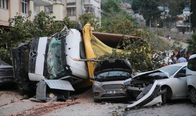 Freni arızalanan hafriyat kamyonu 9 araca çarptı: 5 yaralı